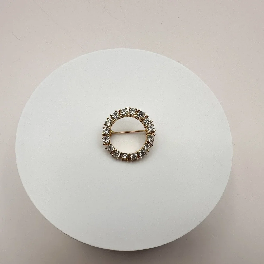 Vintage 90s Gold Tone Wreath Brooch Pin with Clear Rhinestones